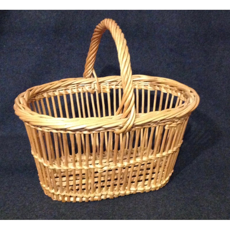Ancien petit panier ovale en osier dejeuner sur l herbe vintage fruit noix