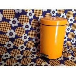 Poubelle salle de bain...
